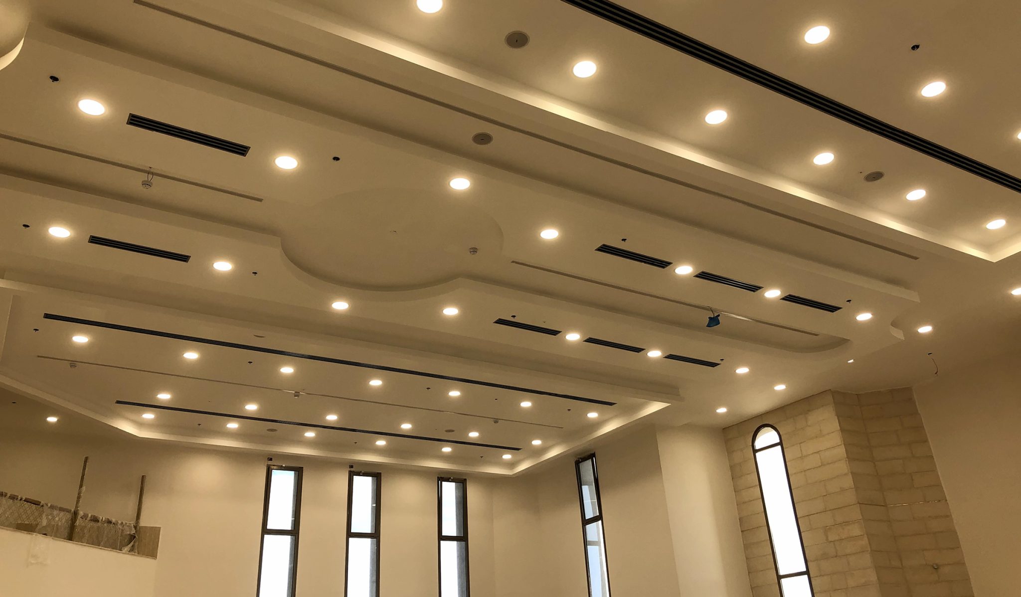 מבנה ובו חלונות, תאורה, ופתחי מערכות מיזוג ואקונומייזר – ישיבת הר ברכה