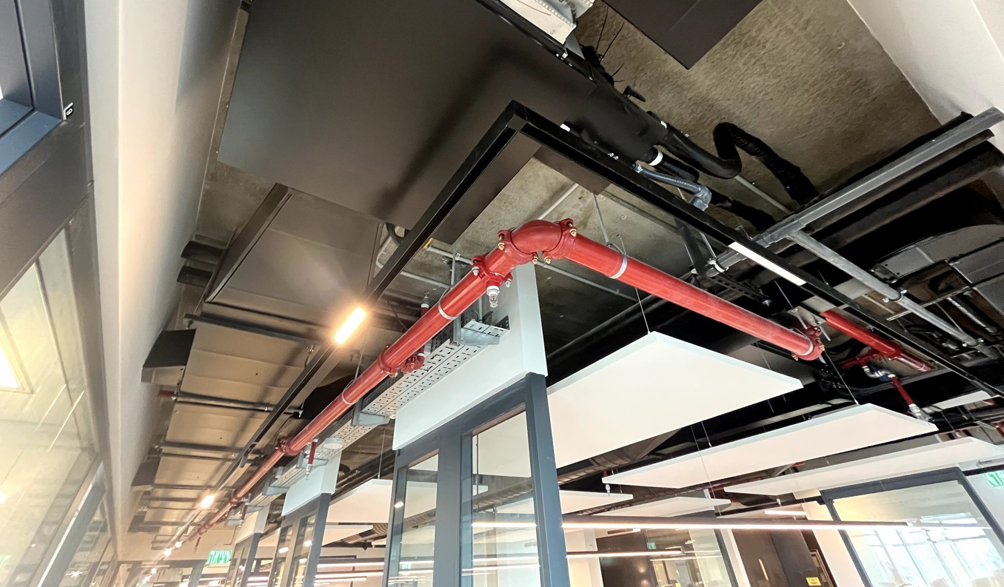 צינורות ותעלות של מערכות מיזוג וקירור ,בתקרה של משרד