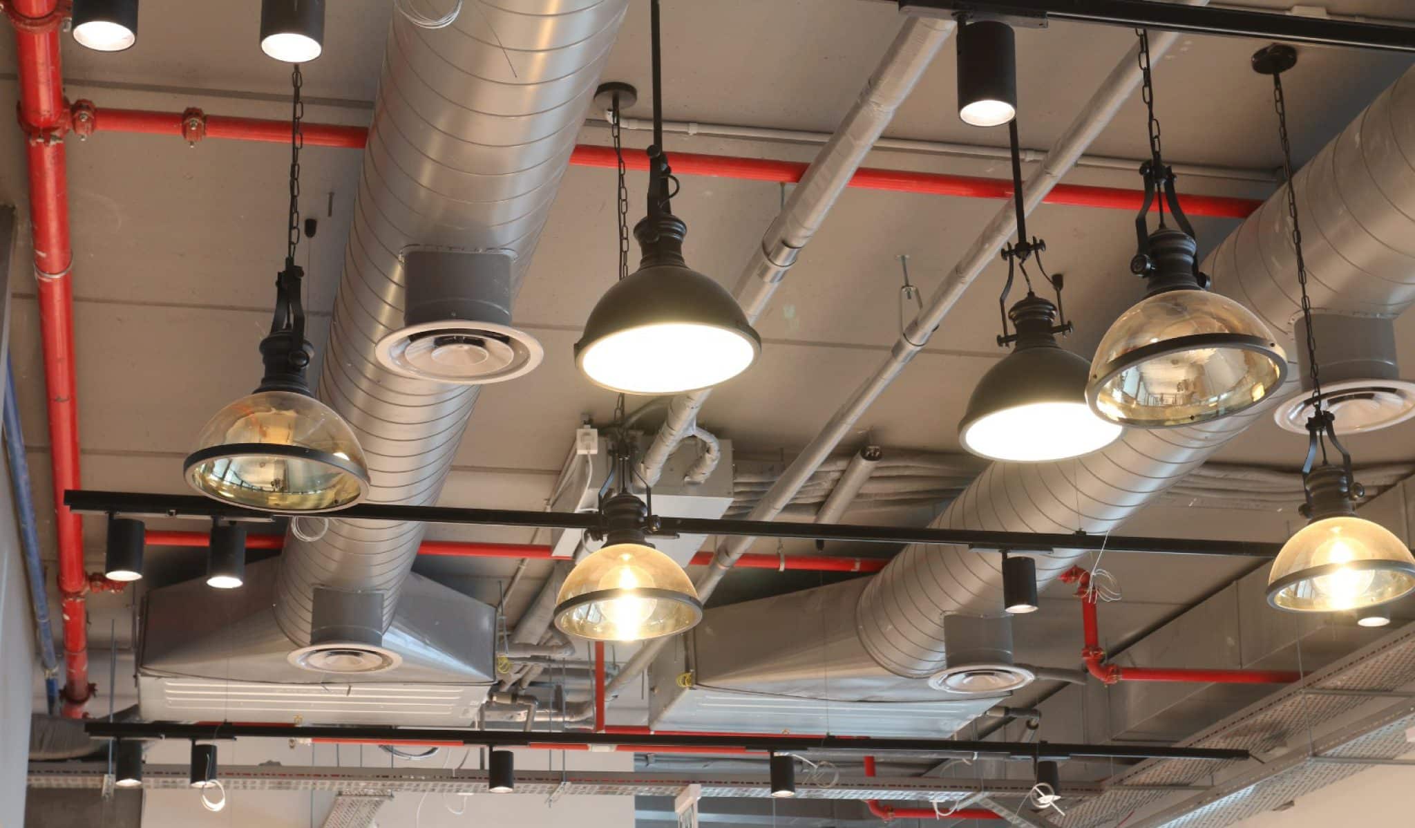 משרדים רחובות - מנורות תאורה וצינורות מיזוג אוויר