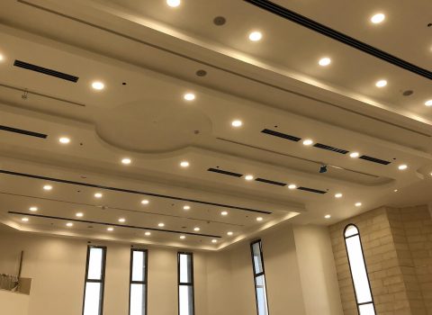 מבנה ובו חלונות, תאורה, ופתחי מערכות מיזוג ואקונומייזר – ישיבת הר ברכה