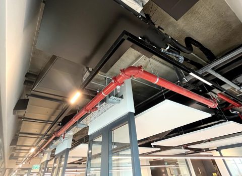 צינורות ותעלות של מערכות מיזוג וקירור ,בתקרה של משרד