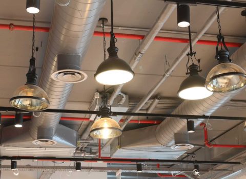 משרדים רחובות - מנורות תאורה וצינורות מיזוג אוויר